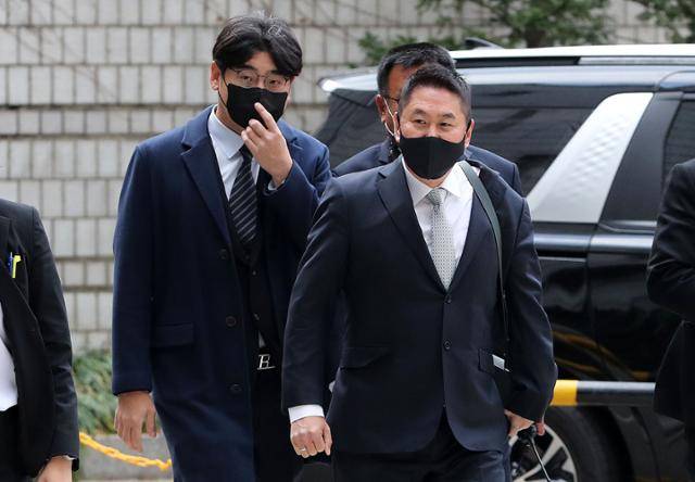 송치형(왼쪽) 두나무 회장과 이석우 두나무 대표가 지난해 12월 7일 오후 서울 서초구 서울고법에서 열린 자전거래 및 시세조작 혐의 관련 공판에 출석하고 있다. 뉴스1