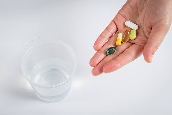 항생제를 먹을 땐 유산균을, 골다공증약을 먹을 땐 마그네슘·철분 보충제를, 혈액응고방지제를 먹을 땐 오메가3를 잠시 안 먹는 게 좋다/사진=클립아트코리아