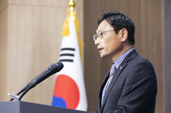 9일 오후 경기도청 브리핑룸에서 오후석 행정2부지사가 경기북부특별자치도 주민투표 실시 요청 관련 기자회견을 하고 있다. 경기도