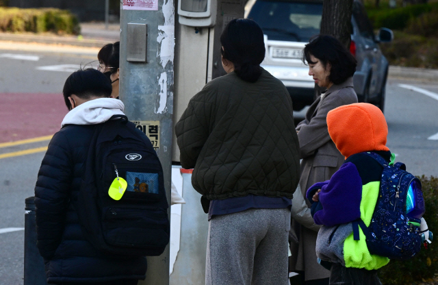 ▲ 학생들이 두툼한 옷을 입고 등교를 하고 있다. [강원도민일보 자료사진]