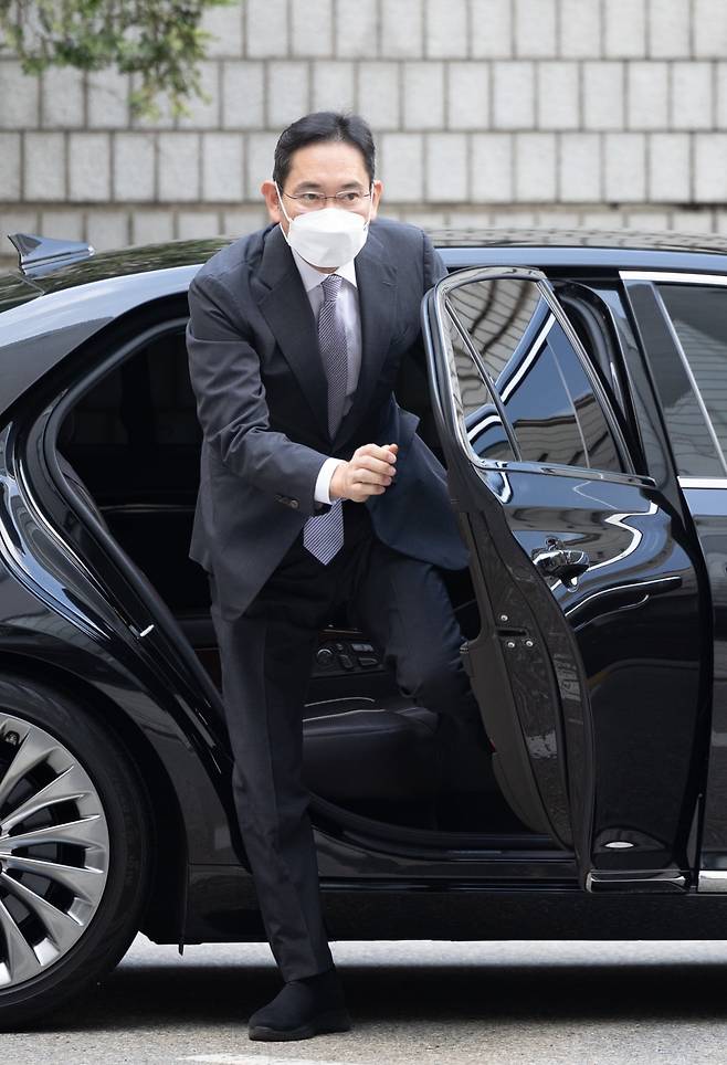 이재용 삼성전자 회장이 지난 10월27일 오전 서울 서초구 서울중앙지방법원에서 열린 자본시장과 금융투자업에 관한 법률 위반 등 혐의 관련 공판에 출석하고 있다. 사진=뉴스1