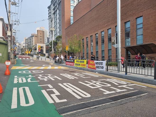 사당2동 지역주택조합 조합원 등 관계자들이 동작구 소재 건영섬유 앞에서 시위를 하고 있는 모습.