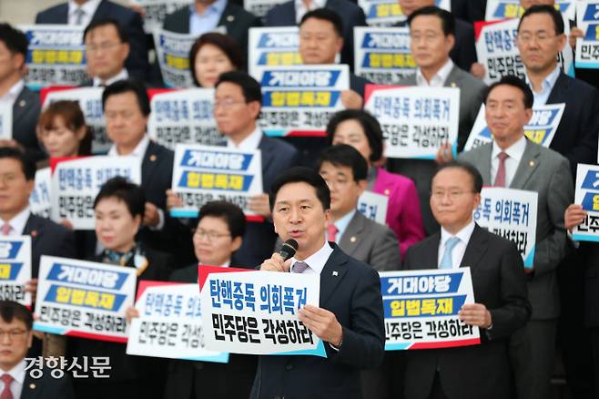 국민의힘은 ‘노란봉투법 통과’ 규탄 국민의힘 김기현 대표와 소속 의원들이 9일 국회 본청 계단에서 노란봉투법 통과를 규탄하고 있다. 박민규 선임기자 parkyu@kyunghyang.com