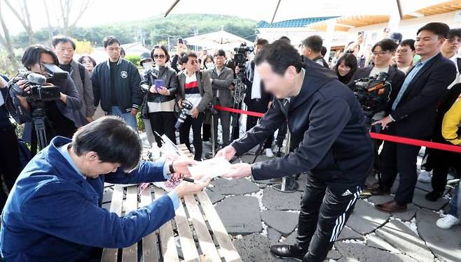  조국 전 법무부 장관이 9일 오후 경남 양산시 하북면 평산마을 평산책방에서 열린 '디케의 눈물, 조국 작가와의 만남'에서 사인한 책을 건네고 있다.