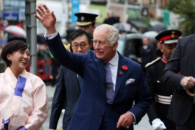8일(현지시간) 뉴몰든 한인타운을 방문한 영국 찰스 3세 국왕. EPA연합뉴스