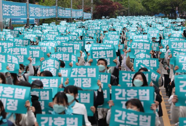 지난 4월 26일 오후 서울 여의도 국회 앞에서 대한간호협회 회원들이 간호법 제정촉구 집회를 하고 있다. 연합뉴스