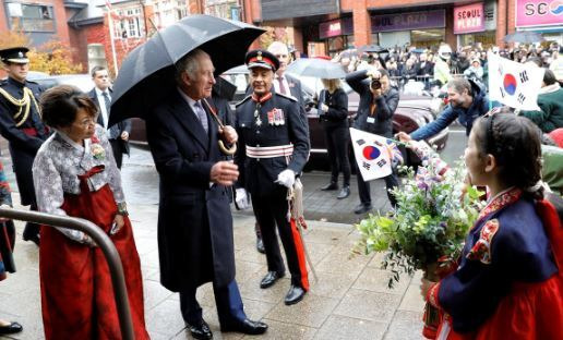 영국 찰스 3세 국왕이 뉴몰든을 방문한 모습 / 사진=연합뉴스