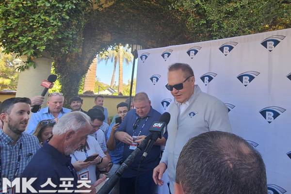 보라스가 인터뷰를 갖고 있다. 사진(美 스코츠데일)= 김재호 특파원