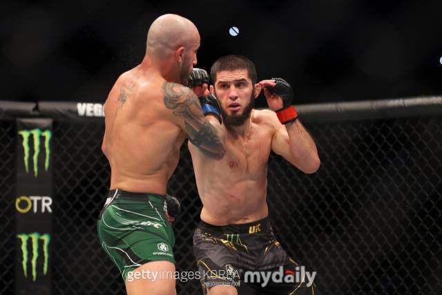 마카체프(오른쪽)와 볼카노프스키 경기 장면. /게티이미지코리아