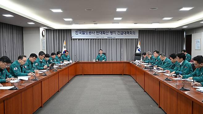 한국철도공사(코레일)이 지난 8일 오전 대전사옥에서 한문희 사장 주재로 ‘빈대 예방 긴급 대책회의’를 열고 총력 대응 상황을 점검했다. [코레일 제공]