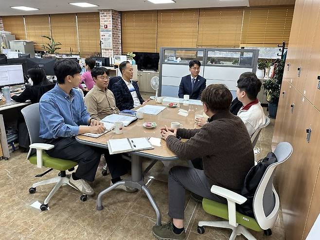 [울산=뉴시스]서울시 서대문구 재개발 정비사업 담당 공무원들이 9일 이날 오후 울산 중구청을 방문해 중구 관계자들과 재개발 정비사업 관련 업무 경험과 비법 등을 공유하고 있다. (사진=울산 중구 제공) 2023.11.09. photo@newsis.com *재판매 및 DB 금지