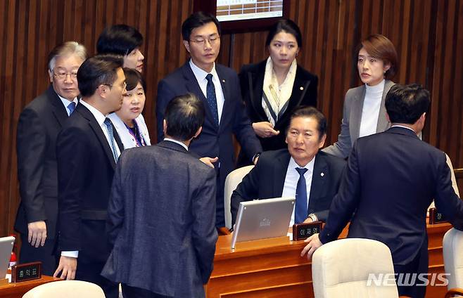 [서울=뉴시스] 조성봉 기자 = 9일 오후 서울 여의도 국회에서 열린 제410회국회(정기회) 제11차 본회의에서 이재명 더불어민주당 대표를 비롯한 민주당 의원들이 여당의 필리버스터 전격 철회에 당혹스러운 표정을 짓고 있다.  2023.11.09. suncho21@newsis.com