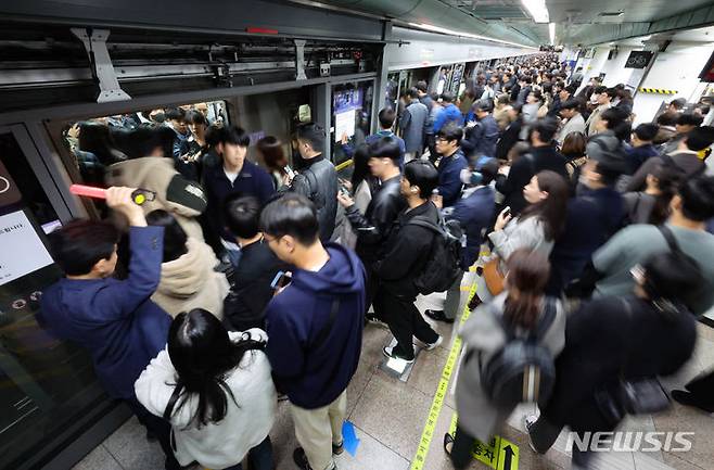 [서울=뉴시스] 황준선 기자 = 서울 지하철 1~8호선을 운영하는 서울교통공사 노동조합이 이틀간의 경고 파업에 돌입한 9일 오후 서울 지하철 5호선 광화문역이 퇴근길에 오른 시민들로 붐비고 있다. 한국노총과 올바른노조가 파업 불참을 선언하며 파업 참여 규모는 다소 줄었지만, 지하철 운행률은 예상했던 대로 80%대로 떨어질 것으로 전망된다. 2023.11.09. hwang@newsis.com