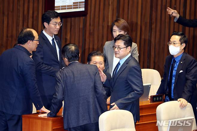 [서울=뉴시스] 조성봉 기자 = 홍익표 더불어민주당 원내대표가 9일 오후 서울 여의도 국회에서 열린 제410회국회(정기회) 제11차 본회의에서 의원들과 대화를 나누고 있다. 2023.11.09. suncho21@newsis.com