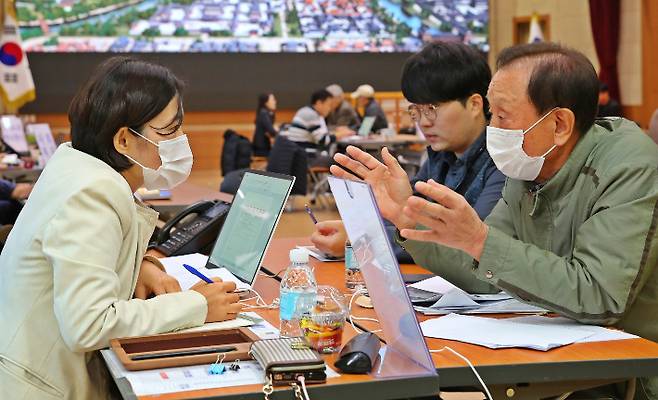 경주시가 국민권익위원회와 함께 주민의 고충을 청취하고 해결방안을 모색하는 '달리는 국민신문고'를 개최하고 있다. 경주시 제공