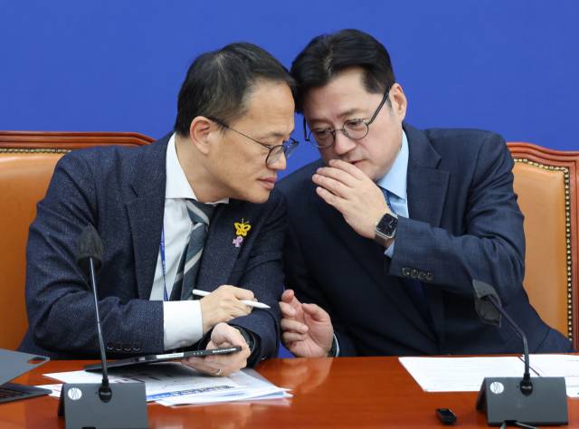 ▲더불어민주당 홍익표 원내대표가 9일 국회에서 열린 당 정책조정회의에서 박주민 의원과 대화하고 있다. ⓒ연합뉴스