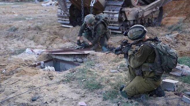 가자지구 지상전 도중 하마스의 땅굴 입구를 확인하는 이스라엘 병사들
