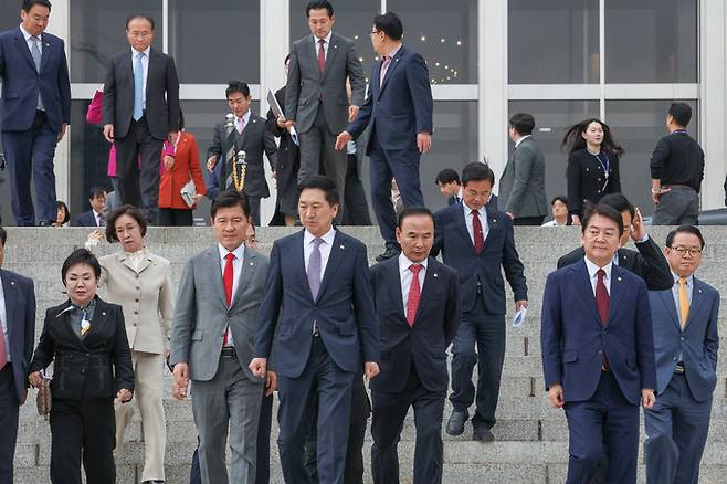 국민의힘 김기현 대표, 윤재옥 원내대표를 비롯한 의원들이 9일 서울 여의도 국회에서 본회의 도중 본관 앞에서 열린 탄핵 남발 민주당 규탄대회에 참석하고 있다.