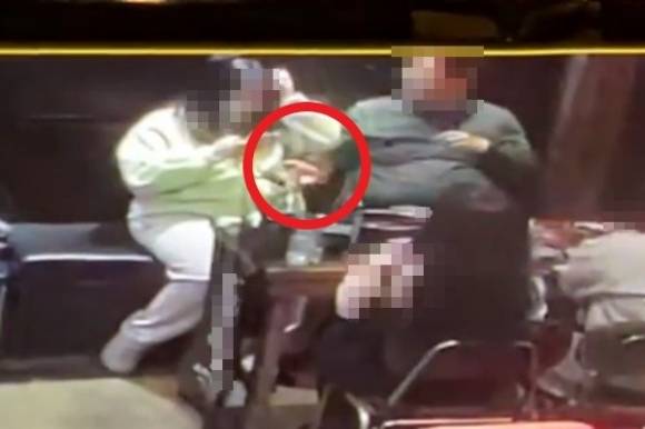 지난 5월 서울 강남의 한 음식점에서 열린 회식 자리에서 임원 C씨의 손이 여직원 A씨의 가슴 부위로 향하는 모습이 담긴 폐쇄회로(CC)TV 영상 일부. A씨 측 제공