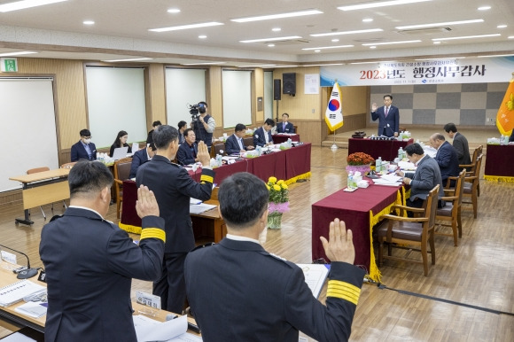 지난 7일 문경소방서와 경주소방서 현장 행정사무감사를 실시한 경북도의회 건설소방원회(위원장 박승직). 경북도의회 제공