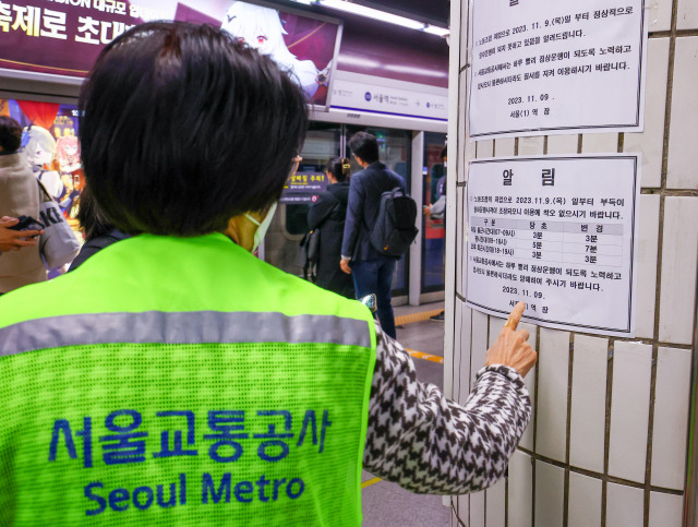 서울교통공사 노조가 이틀간 경고파업을 예고한 9일 오전 1호선 서울역에서 서울교통공사 관계자가 운행시간을 안내하고 있다. 연합뉴스