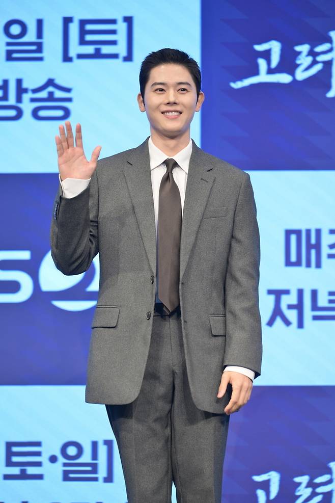 배우 김동준이 9일 오후 서울 신도림 디큐브시티 더 세인트에서 열린 KBS2 대하사극 ‘고려 거란 전쟁’ 제작발표회에 참석해 포즈를 취하고 있다. 사진 KBS