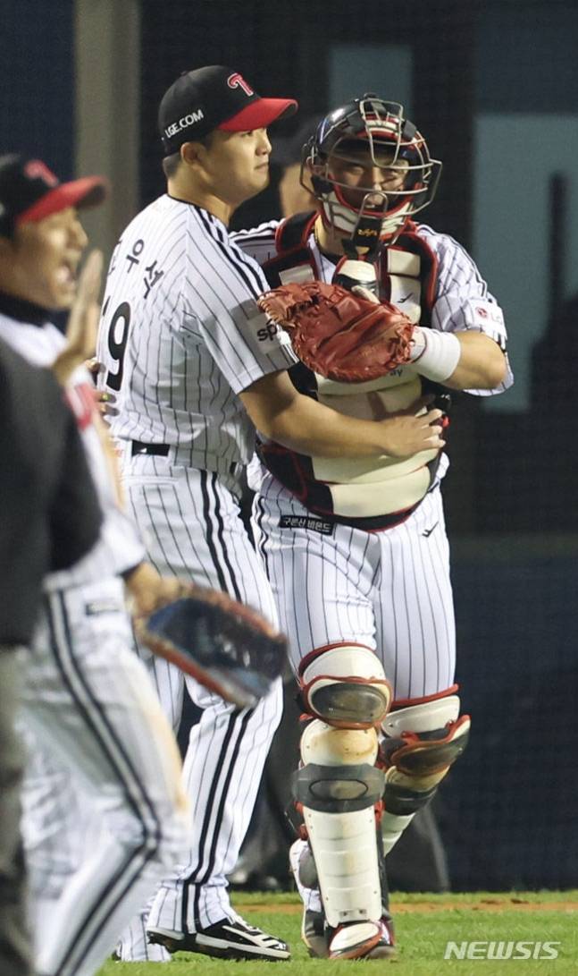 LG 고우석(왼쪽)과 박동원. /사진=뉴시스