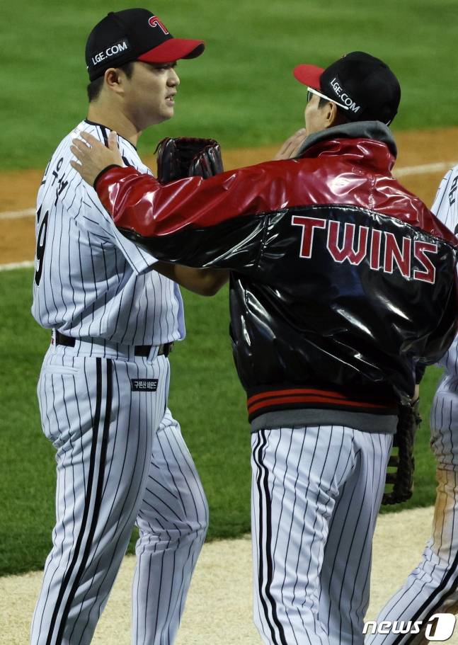 LG 고우석(왼쪽)이 경기 후 염경엽 LG 감독과 하이파이브를 하고 있다. /사진=뉴스1