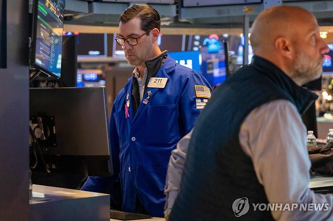 NYSE 입회장에서 일하는 트레이더들의 모습 [연합뉴스 자료사진]