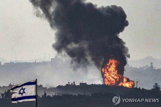 8일(현지시간) 이스라엘 남부에서 바라본 팔레스타인 가자지구에 불기둥이 치솟고 있다. [AFP=연합뉴스[