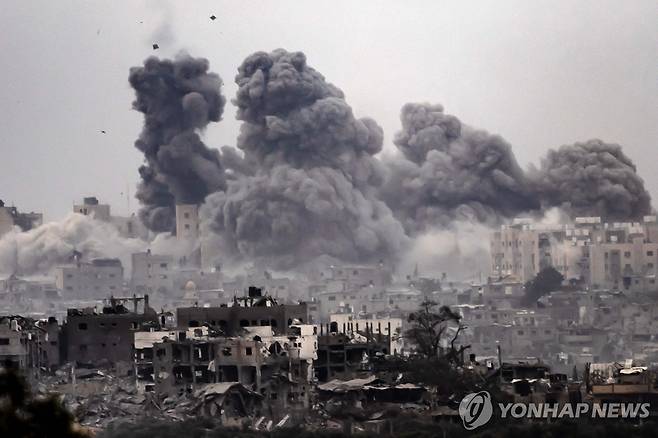 이스라엘군 공격에 초토화되는 가자지구 (스데로트 AFP=연합뉴스) 29일(현지시간) 이스라엘군의 폭격으로 팔레스타인 가자지구 건물 여러 채가 한꺼번에 무너지며 거대한 먼지구름이 일고 있다. 이스라엘 남부 스데로트에서 바라본 가자지구에는 성한 건물이 거의 없다. 2023.10.30 kjw@yna.co.kr