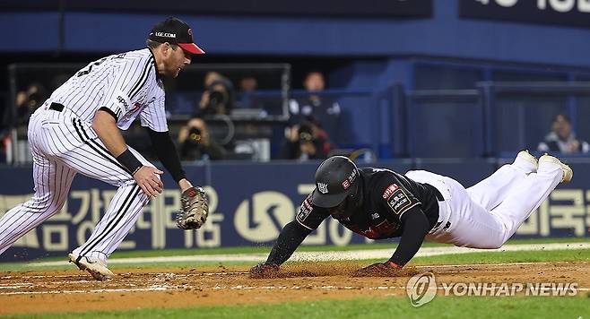 오스틴에게 아웃되는 알포드 (서울=연합뉴스) 김도훈 기자 = 7일 서울 잠실야구장에서 열린 2023 KBO 한국시리즈 1차전 kt 위즈와 LG 트윈스의 경기. 4회초 1사 1, 2루 kt 장성우 동점타 때 홈으로 쇄도하던 알포드가 LG 오스틴에게 아웃당하고 있다. 2023.11.7 superdoo82@yna.co.kr