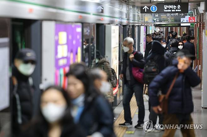 하루 앞으로 다가온 서울지하철 파업 예고일…출퇴근길 우려 (서울=연합뉴스) 임화영 기자 = 서울 지하철 1∼8호선을 운영하는 서울교통공사 노조의 파업 예고일을 하루 앞둔 8일 서울 지하철 역사 내에서 시민들이 이동하고 있다. 사측과 서울교통공사노조 연합교섭단은 이날 최종 교섭에 나선다. 
 2023.11.8 hwayoung7@yna.co.kr