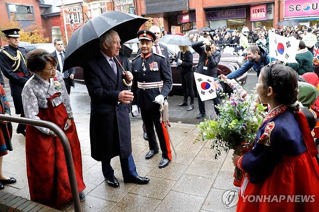 뉴몰든 방문한 영국 찰스 3세 국왕 (AFP=연합뉴스) 영국 찰스 3세 국왕이 8일(현지시간) 뉴몰든 한인타운을 방문해서 한복을 입은 아이들의 환영을 받고 있다. 2023.11.8 photo@yna.co.kr