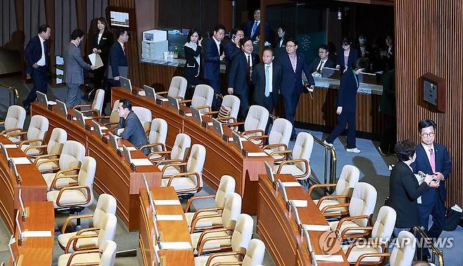 퇴장하는 국민의힘 (서울=연합뉴스) 한종찬 기자 = 9일 오후 국회 본회의장에서 열린 본회의에서 국민의힘 윤재옥 원내대표를 비롯한 의원들이 퇴장하고 있다. 2023.11.9 saba@yna.co.kr