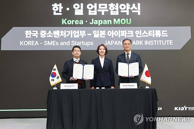 중기부, 일본 바이오 클러스터와 업무협약 체결 (서울=연합뉴스) 이영 중소벤처기업부 장관(가운데)이 9일 서울 성동구 에스팩토리에서 후지모토 토시오 일본 쇼난 헬스 이노베이션 파크 대표(오른쪽)와 첨단 바이오 벤처·스타트업 혁신을 위한 업무 협약 체결을 마치고 기념 촬영을 하고 있다. 2023.11.9 [중소벤처기업부 제공. 재판매 및 DB 금지] photo@yna.co.kr