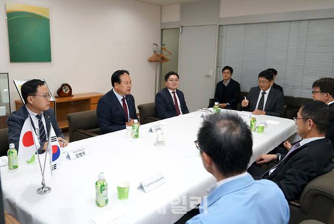 지난 9일 일본 이데미츠 코산 R&D센터를 방문한 이권재 오산시장과 오산시 관계자들이 이데미츠측과 환담을 나누고 있다.(사진=오산시)