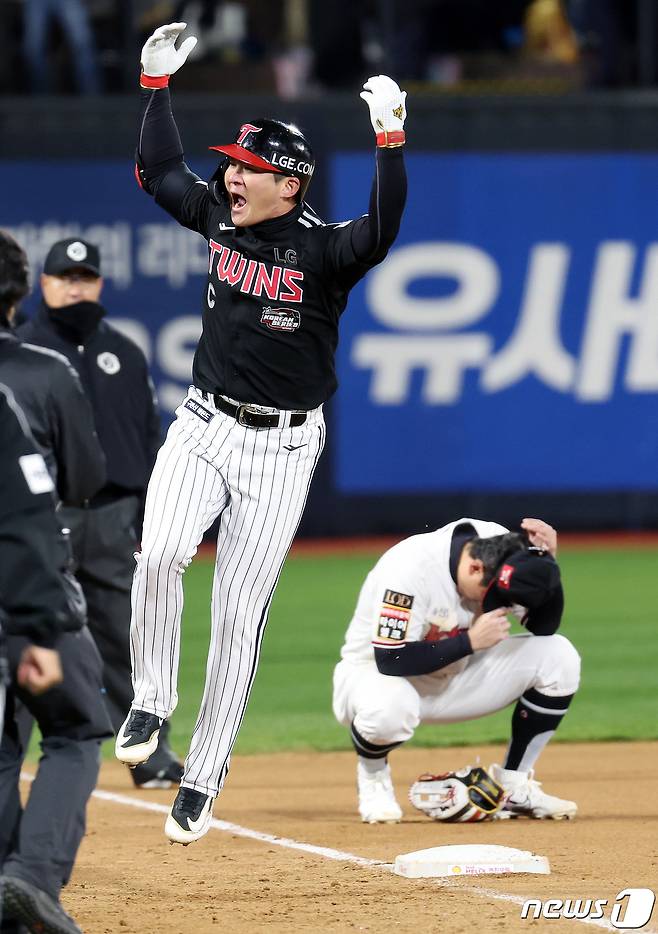 10일 오후 경기도 수원시 장안구 조원동 수원KT위즈파크에서 열린 프로야구 '2023 신한은행 SOL KBO 포스트시즌' 한국시리즈 3차전 kt 위즈와 LG 트윈스의 경기, 9회초 2사 1,2루 LG 오지환이 역전 스리런홈런을 쏘아올린 뒤 그라운드를 돌고 있다. 2023.11.10/뉴스1 ⓒ News1 이동해 기자