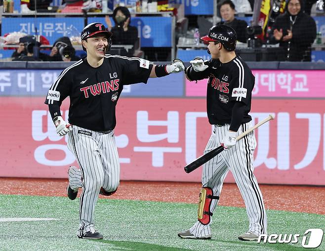 10일 오후 경기도 수원시 장안구 수원KT위즈파크에서 열린 '2023 신한은행 SOL KBO 포스트시즌' 한국시리즈 3차전 kt 위즈와 LG 트윈스의 경기, 6회초 무사 1루 LG 박동원이 투런홈런을 쏘아올린 뒤 문보경과 기쁨을 나누고 있다. 2023.11.10/뉴스1 ⓒ News1 이재명 기자