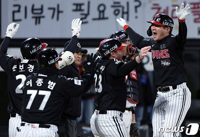 10일 오후 경기도 수원시 장안구 조원동 수원KT위즈파크에서 열린 프로야구 '2023 신한은행 SOL KBO 포스트시즌' 한국시리즈 3차전 kt 위즈와 LG 트윈스의 경기 9회초 2사 주자 1,2루 상황 LG 오지환이 역전 스리런 홈런을 터트린 뒤 홈으로 들어와 선행주자 등과 기쁨을 나누고 있다. 2023.11.10/뉴스1 ⓒ News1 박정호 기자