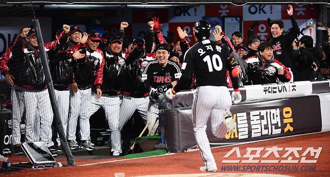 10일 수원kt위즈파크에서 열린 한국시리즈3차전 KT와 LG의 경기, LG 오지환이 9회초 역전 3점포를 치고 염경엽 감독과 환호하고 있다. 수원=최문영 기자 deer@sportschosun.com/2023.11.10/