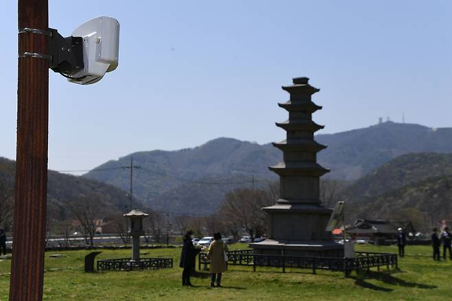 충남 보령 성주사지를 지키는 라이다(왼쪽).  권역 내 레이더망에 들어온 물체의 움직임을 인식해 관제센터 상황실에 알려준다. /문화재청