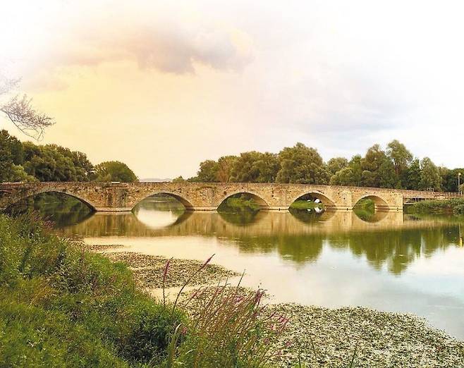 아르노강의 ‘부리아노 다리’.