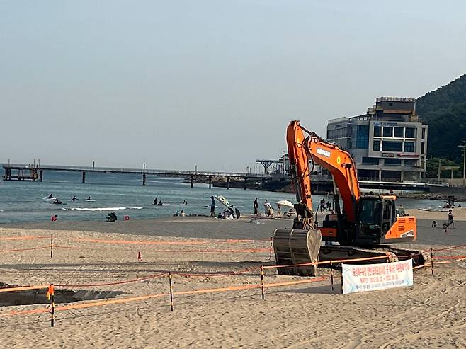 지난 5일 부산 송정해수욕장에 모래를 보충하는 양빈 작업 준비가 한창이다. 송정해수욕장은 해양수산부의 침식 조사에서 부산 연안 9곳 중 유일한 '심각'(D등급) 단계로 나타났다. /부산 해운대구