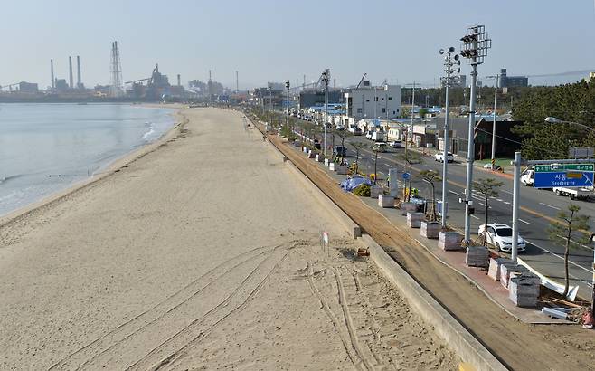 경북 포항시 송도해수욕장이 16년 만인 올 여름 재개장을 앞두고 편의시설 등 정비공사가 한창이다. /뉴스1