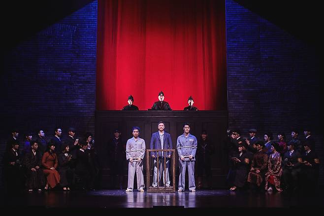 뮤지컬 '영웅'의 법정 장면. 배우 정성화는 2009년 초연부터 10년 넘게 주인공 안중근으로 출연했다. /에이콤