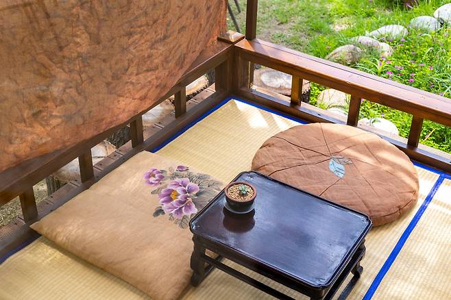 '순이진이갤러리' 내 카페의 야외석. 한옥의 마루처럼 꾸며 대청마루에 앉아 있는 듯하다. / 이신영 영상미디어 기자