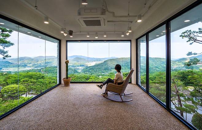 남강과 적벽산 등이 삼면의 통유리창 너머 그림처럼 펼쳐지는 단성면 '방목리 카페'. / 이신영 영상미디어 기자