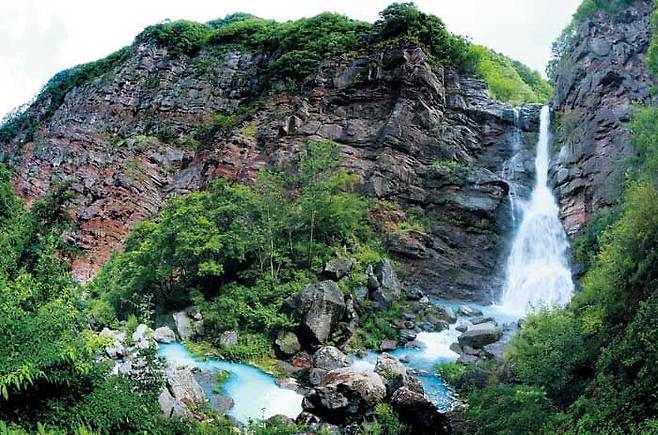 석회질 성분으로 인해 에메랄드 빛이 도는 도계읍 '미인폭포'. / 삼척시