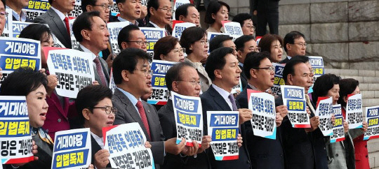 국민의힘 의원들이 지난 9일 국회 본청 앞 계단에서 열린 '탄핵 남발 민주당 규탄대회'에서 구호를 외치고 있다. 사진=연합뉴스